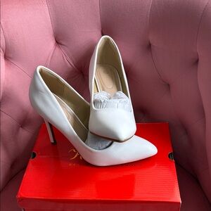 Elegant White Pointed Toe Heels